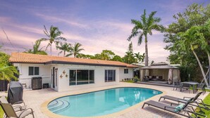 A modern house with a swimming pool, outdoor furniture, and a covered patio. - 2 miles to Beach~ Pool ~Cabana~ Pool Table (Deerfield Beach)