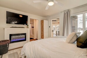 4 habitaciones, escritorio y tabla de planchar con plancha 