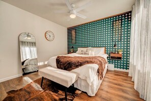 4 chambres, bureau, fer et planche à repasser, lit parapluie