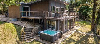 4BR Lakeside Luxury | Hot Tub | Gameroom | Firepit