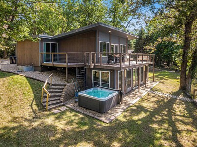 4BR Lakeside Luxury | Hot Tub | Gameroom | Firepit