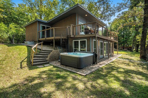 4BR Lakeside Luxury | Hot Tub | Gameroom | Firepit
