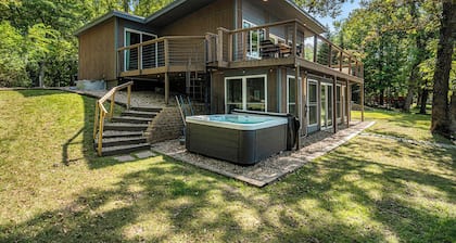 4BR Lakeside Luxury | Hot Tub | Gameroom | Firepit