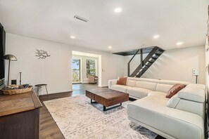 Fernseher, Kamin, Tischfußball, Arbeitsbereiche