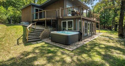 4BR Lakeside Luxury | Hot Tub | Gameroom | Firepit