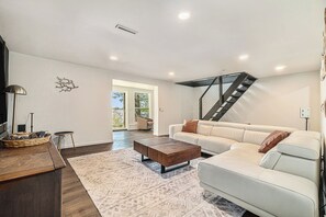 Televisión, chimenea, futbolito y oficina 