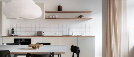 KĂŒhlschrank, Ofen, Herdplatte, Wasserkocher mit Kaffee-/Teezubehör