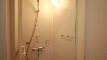 Un bagno con doccia, asciugamani ad aria e portasciuga.
