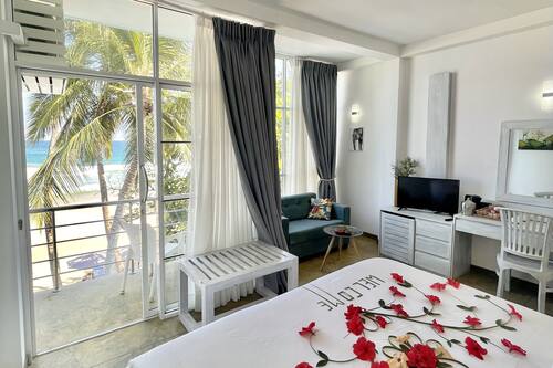 Habitación Deluxe doble, balcón, vistas al mar | Minibar, caja fuerte, escritorio y espacio para trabajar con un portátil
