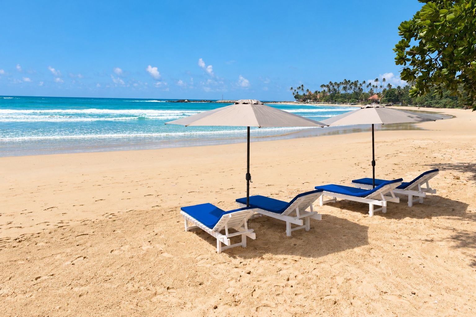Ein Strand mit weißen Liegestühlen und Sonnenschirmen, einem klaren, blauen Himmel und ruhiger Seele.