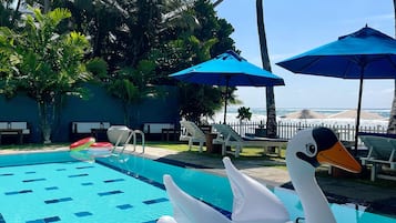 屋外プール、プール パラソル、サンラウンジャー