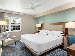 1 soverom, skrivebord, strykejern/-brett og reiseseng for barn