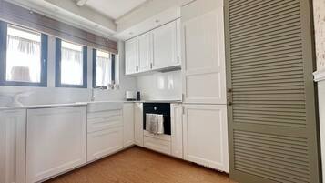 Een koelkast, een magnetron, een oven, een kookplaat