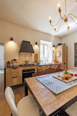 Fridge, oven, dishwasher, coffee/tea maker