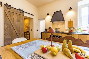 Kjøleskap, ovn, oppvaskmaskin og kaffetrakter/tekoker