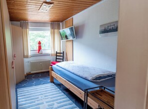3 habitaciones, escritorio y tabla de planchar con plancha