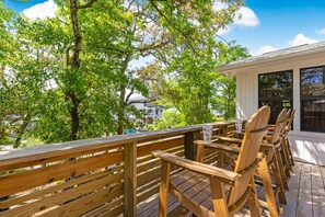 Outdoor dining - Wonderful Dog Friendly Beach Home with Golf Cart (Oak Island)