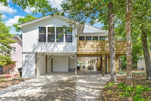 Une maison à deux étages avec un porche couvert et un garage.