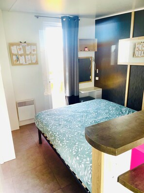 2 bedrooms, iron/ironing board, travel crib, free WiFi - Cottage Premium, Camping 5 Avec Parc Aquatique (Hudimesnil)