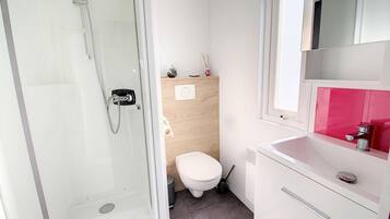 Douche, sĂšche-cheveux, serviettes fournies, savon