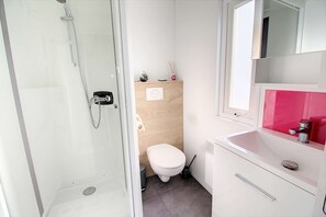Dusche, Haartrockner, Handtücher, Seife