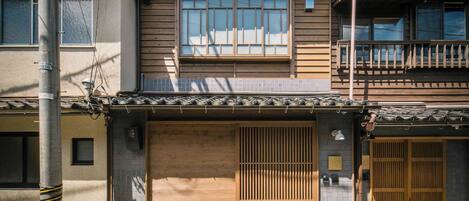 Façana frontal de l'allotjament