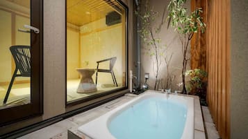 Rumah Tradisional, 3 kamar tidur, Bebas Asap Rokok, dapur kecil | Kamar mandi | Kombinasi shower/bathtub, bathtub besar,  dan pancuran hujan