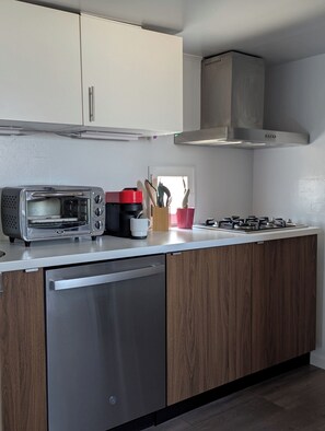 ثلاجة، ميكروويف، فرن، موقد طهي مسطح