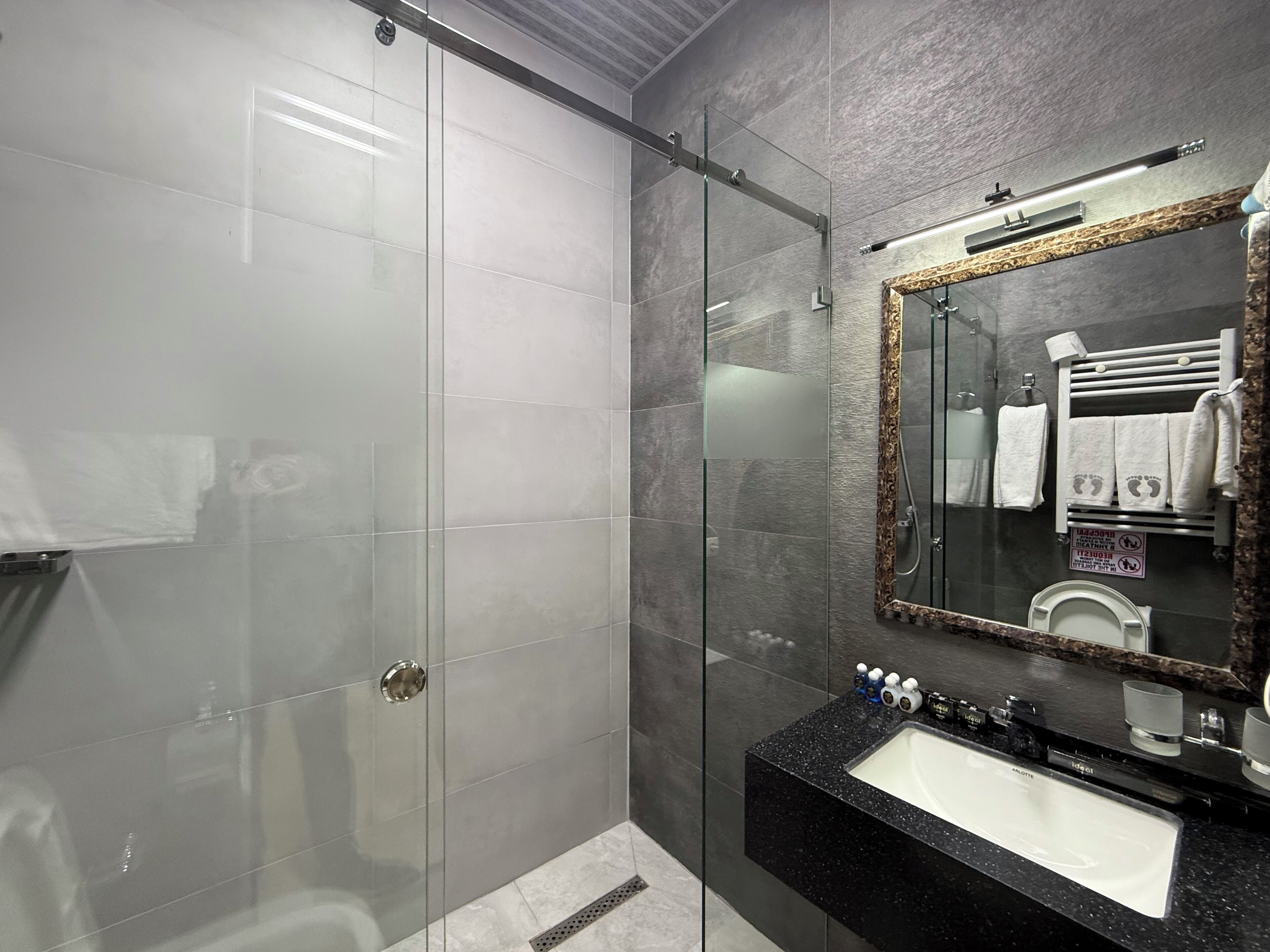 Superior Quadruple Room | Bathroom