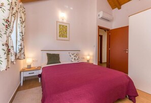 2 quartos, cofres nos quartos, escrivaninha