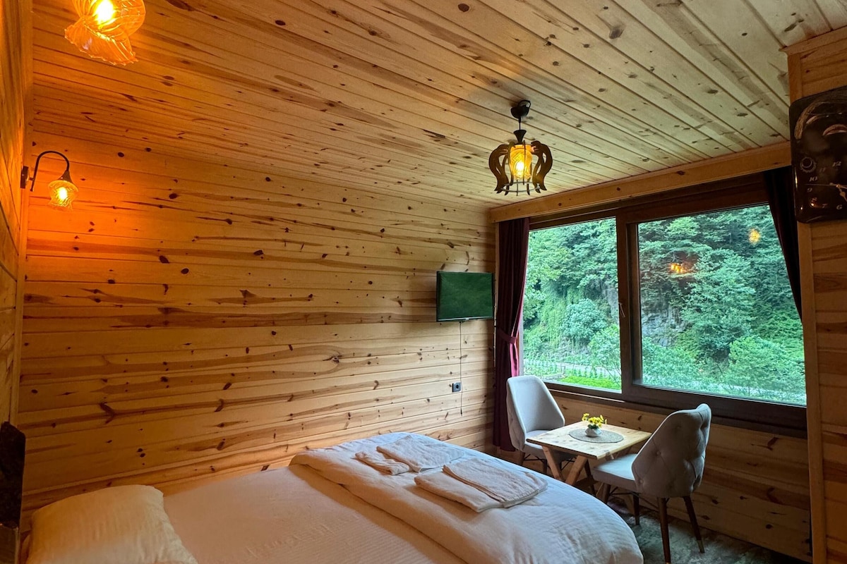 Deluxe studio | Hypoallergeen beddengoed, een bureau, een laptopwerkplek
