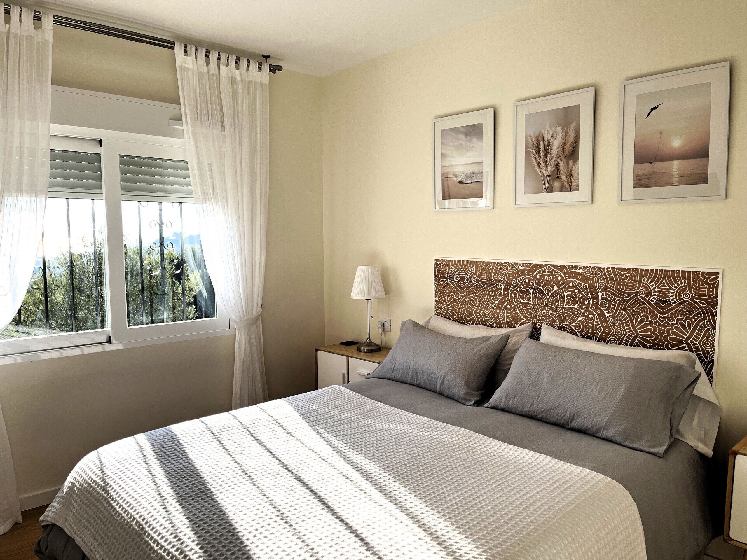 Iron/ironing board, bed sheets
