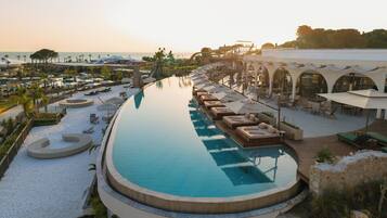 Indoor pool, 4 outdoor pools, pool umbrellas, pool loungers