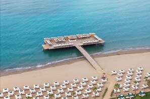 Privat strand, gratis transport till/från stranden och solstolar