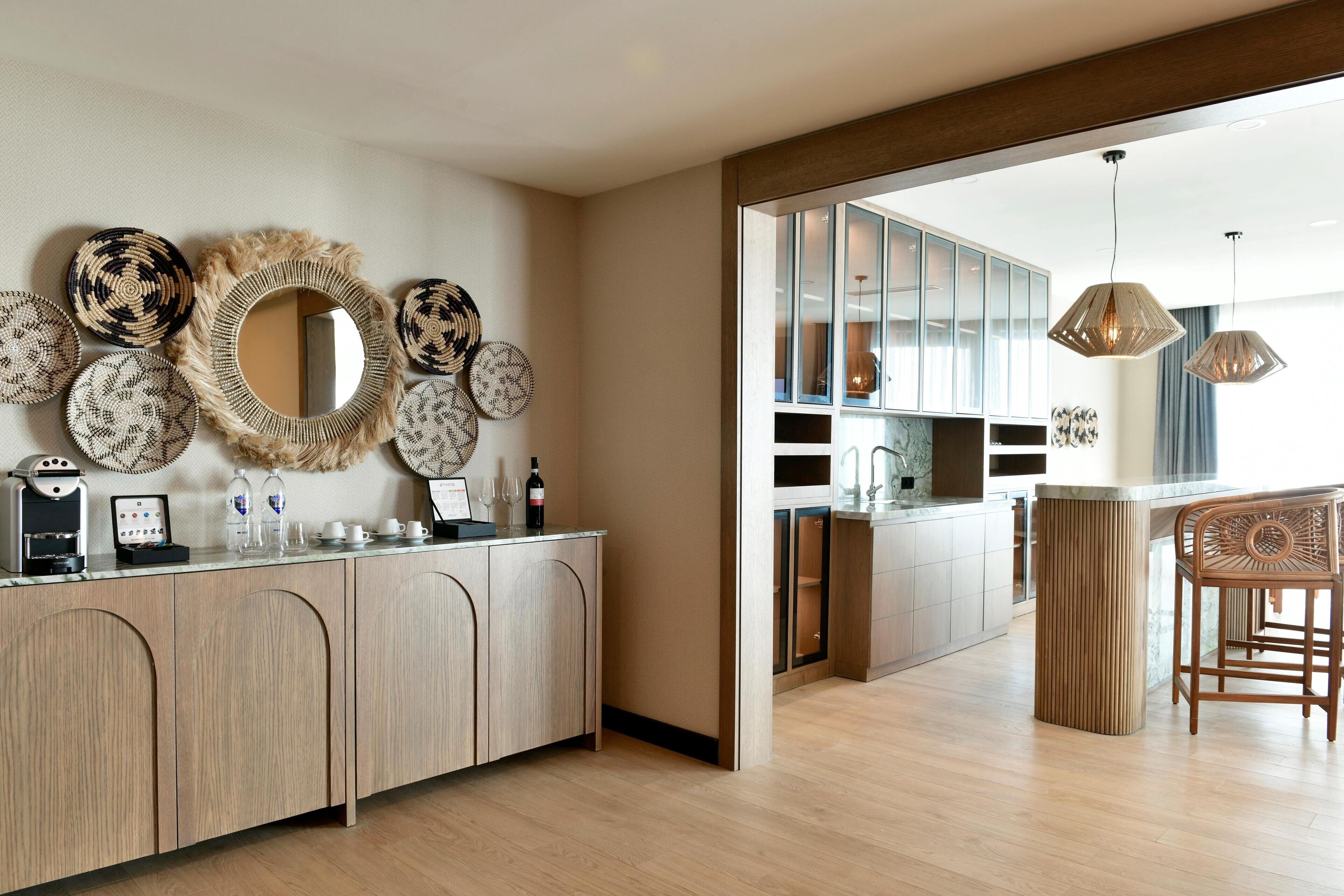 Una cocina moderna con armarios de madera, una isla central y una zona de bar con taburetes.