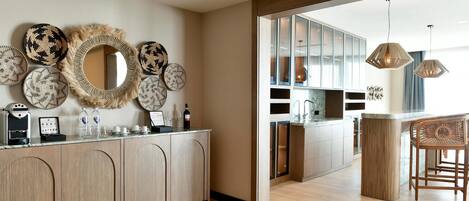 Una cocina moderna con armarios de madera, una isla central y una zona de bar con taburetes.