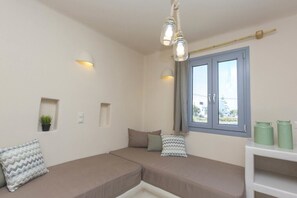 Comfort Quadruple Room | Living area - Ampelos Plaka (Naxos)