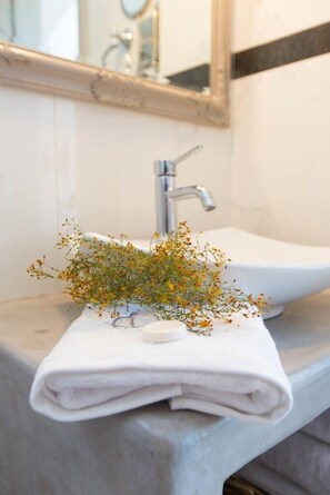 Deluxe Double Room | Bathroom
