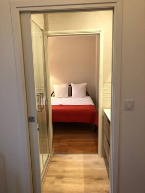 Desk, iron/ironing board, travel cot, free WiFi - Appartement 121 m² 3 chambres, centre-ville (Aix-les-Bains)