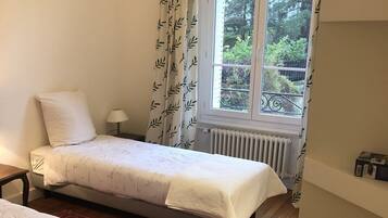 3 slaapkamers, een strijkplank/strijkijzer, gratis wifi, beddengoed