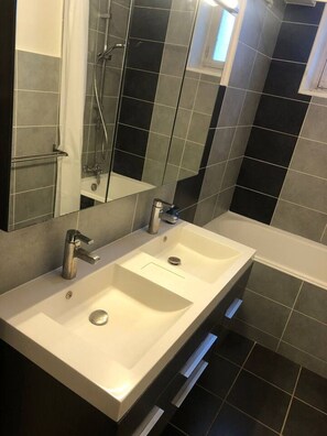 Dusche, Haartrockner, Handtücher