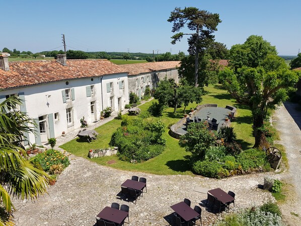 Outdoor dining - Cottage (sleeps 6) at Domaine de Chantageasse, a 17th century estate with pool (Asnières-la-Giraud)