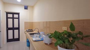 Quarto casal básico | Cozinha privada | Geladeira, panela elétrica de arroz