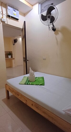 Premium bedding, desk, laptop workspace, free WiFi - Resort Sakura Ann (Puerto Princesa)