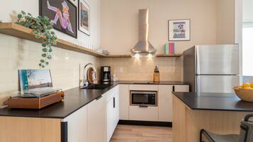 Frigorífic, microones, placa de cuina i cafetera i tetera