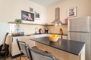 Fridge, microwave, stovetop, coffee/tea maker - Conway B201 by AvantStay | Modern Studio in DT, Minutes to Broadway (Nashville)