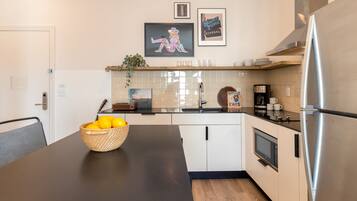 Frigorífic, microones, placa de cuina i cafetera i tetera