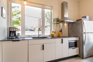 Fridge, microwave, stovetop, coffee/tea maker - Conway B101 by AvantStay | Studio in the Heart of Nashville (Nashville)