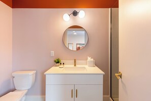 Suihku, hiustenkuivaaja, pyyhkeet