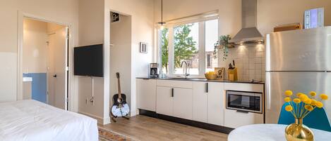 Four Ă micro-ondes, surface de cuisson, lave-vaisselle